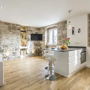 Lara Apartment